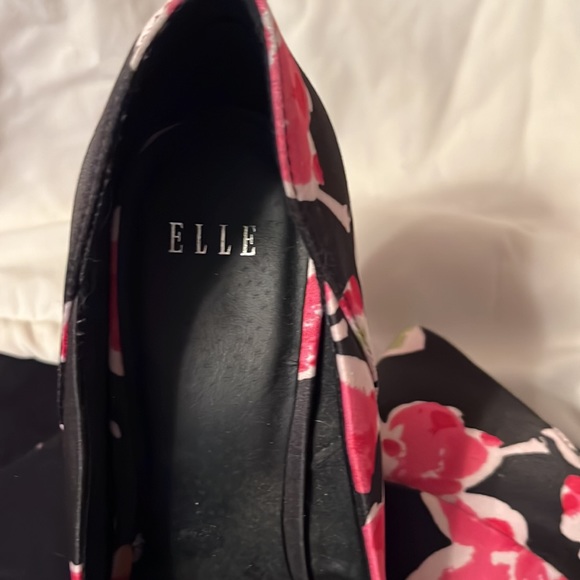 Elle brand 7 M Floral Wedges - Picture 2 of 3